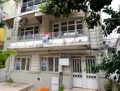 İZMİT KADIKÖY MERKEZDE ANA CADDEYE YAKIN KOMPLE SATILIK 3 KATLI