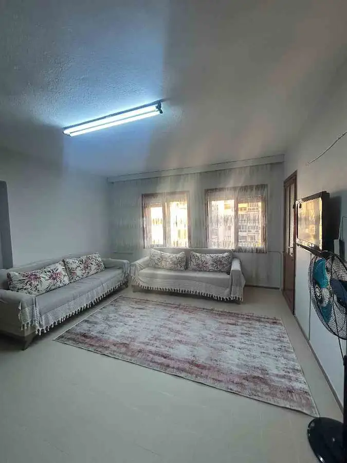 DİKİLI'NİN TAM MERKEZİNDE KİRALIK ARA KAT EŞYALI DAİRE