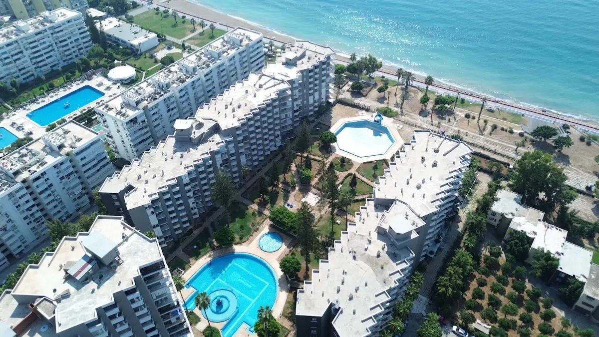 REMAX RİNA'DAN SOLİ SAHİL SİTESİNDE AYLIK ÖDEMELİ 2+1