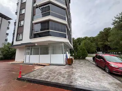 ATAKENT TRAMVAY DURAĞI ALTINDA 70 M² – 2 BÖLMELI, ÇIFT KAPILI, WC'LI DÜKKAN