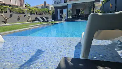 ALAÇATI ÇAMLIKYOL'DA MÜSTAKİL HAVUZLU FUUL EŞYALI KİRALIK VİLLA