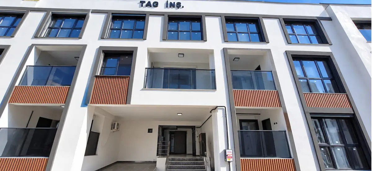 ÇİĞLİ YENİ MAHALLE’DE BÖLGE VE ACIBADEM KENT HST, İZBAN & TRAMVAYA YAKIN SIFIR 3+1 KİRALIK DAİRE