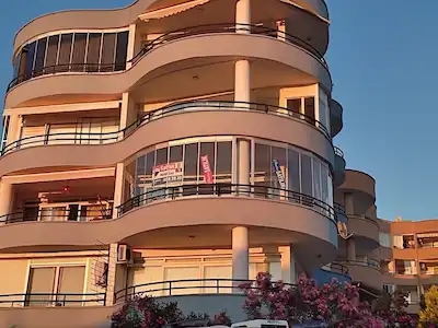 KUŞADASI MARINA BÖLGESINDE ,DENIZ MANZARALI ,DOĞALGAZ KALORIFERLI, ASANSÖRLÜ,BAKIMLI ARAKAT DAIRE