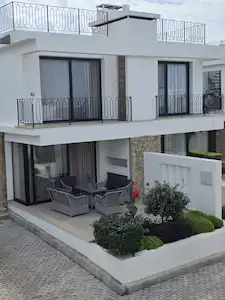 A STUNNİNG SEMİ-DETACHED VİLLA İN A PRİME COASTAL LOCATİON, SURROUNDED BY NATURE AND AWAY FROM THE