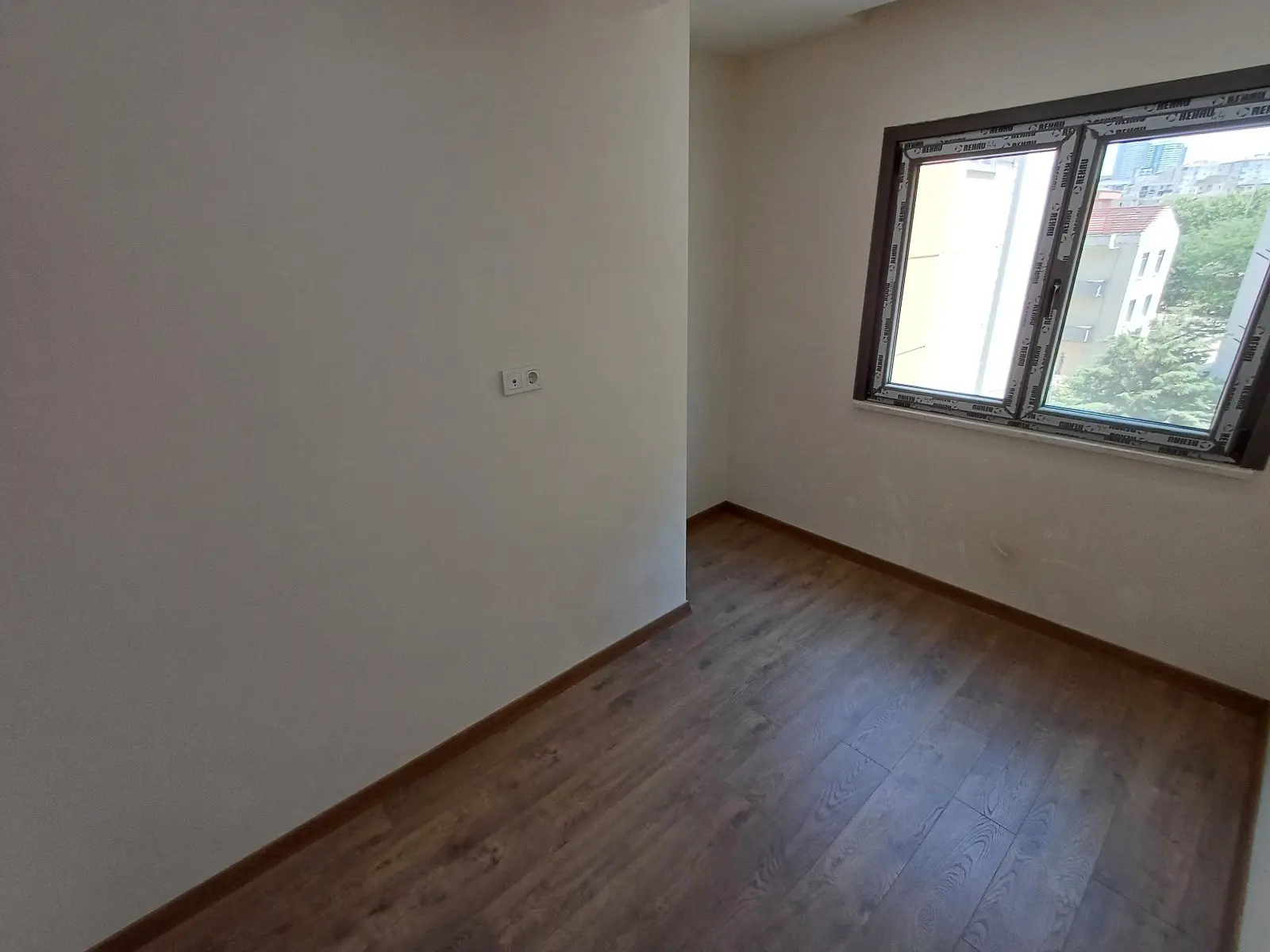 KARTAL ESENTEPE'DE METRO'YA YAKIN BALKONLU GENİŞ FERAH 2+1 DAİRE