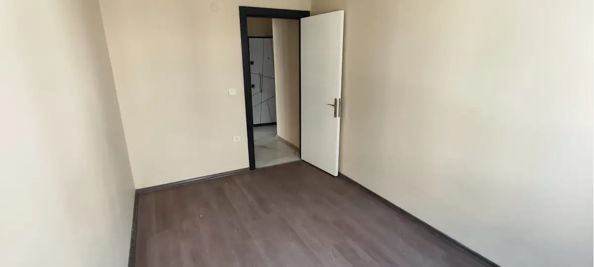 ÇİĞLİ’DE SIFIR 2+1 KİRALIK DAİRE | GÜNEY-BATI CEPHE, BALKONLU, DOĞALGAZ KOMBİLİ