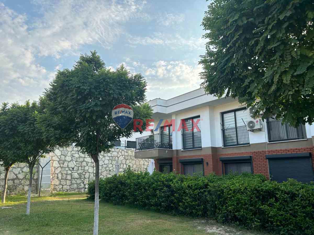KUŞADASI ADALOTUS SİTESİNDE BAHÇE KULLANIMLI 2+1 SATILIK YAZLIK