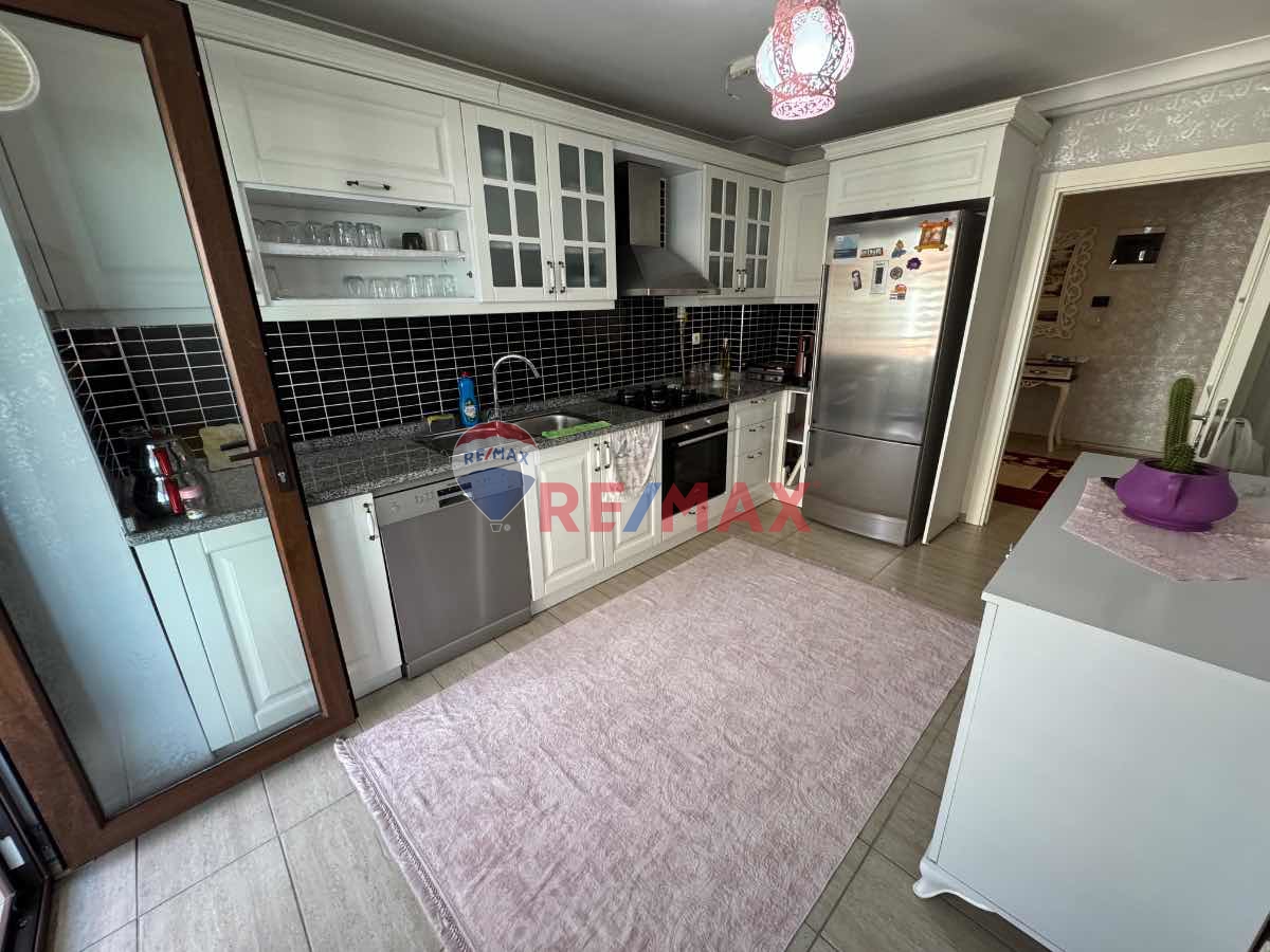 KARŞIYAKA 'DA SITE İÇI MANZARALI MASRAFSIZ 176 M2 3+1 DAIRE