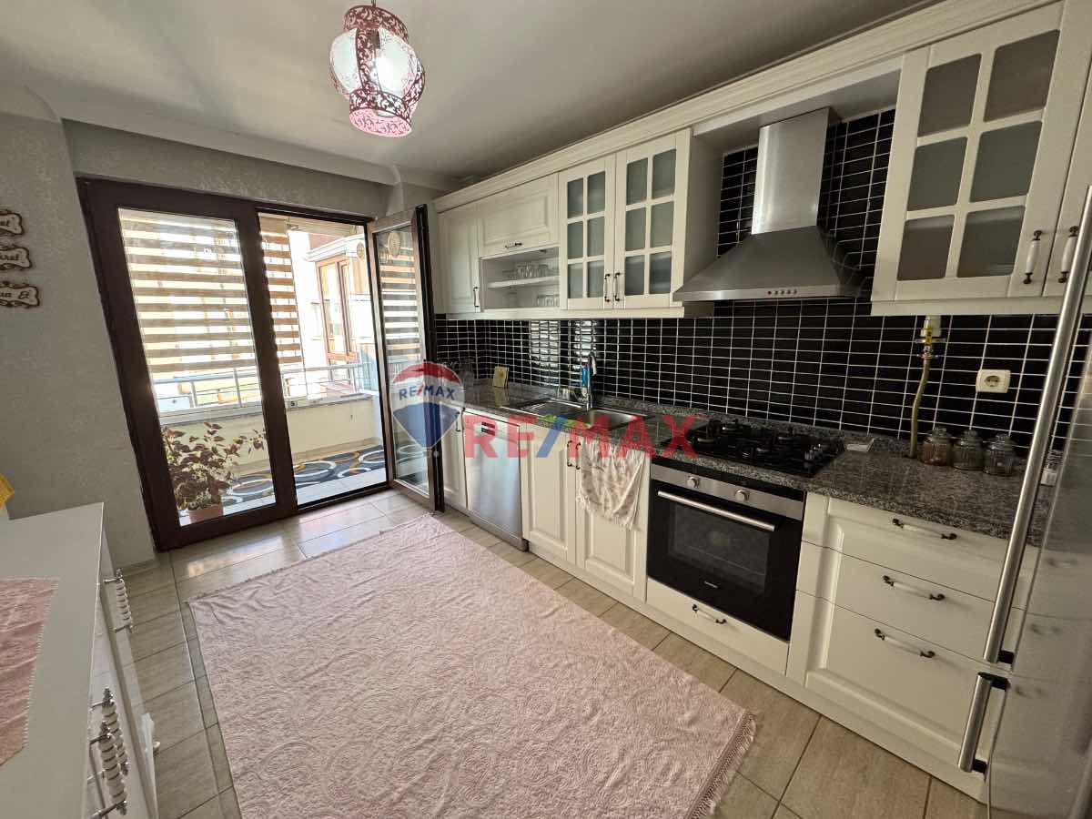 KARŞIYAKA 'DA SITE İÇI MANZARALI MASRAFSIZ 176 M2 3+1 DAIRE