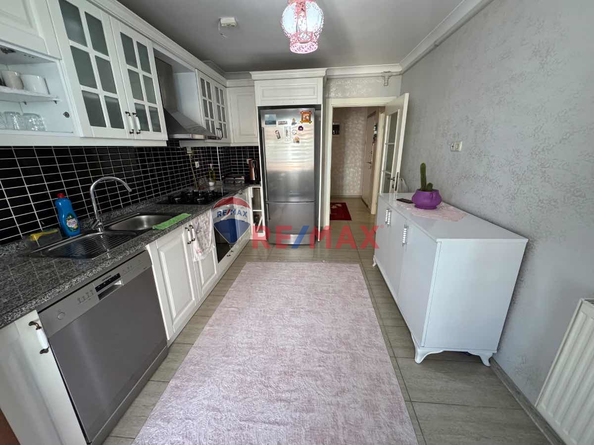KARŞIYAKA 'DA SITE İÇI MANZARALI MASRAFSIZ 176 M2 3+1 DAIRE