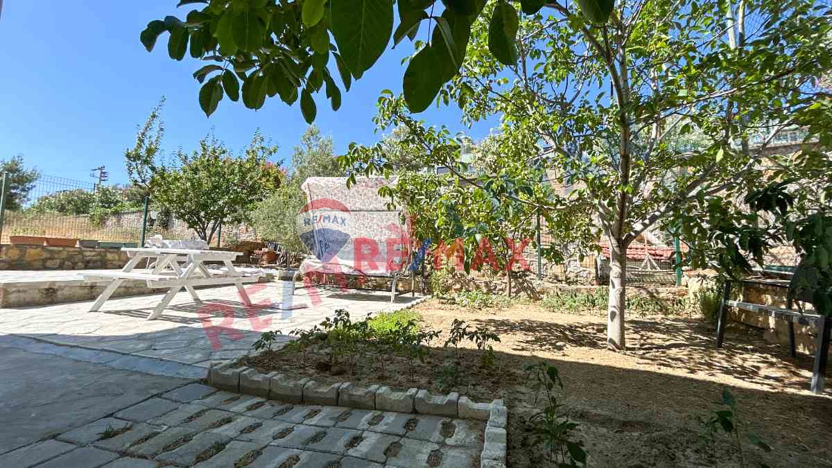 BURHANİYE İSKELE MAHALLESİNDE MÜSTAKİL BAHÇELİ YAZLIK VİLLA 