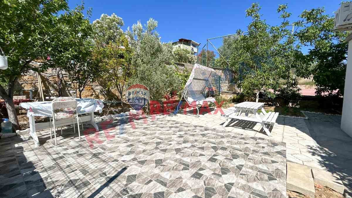 BURHANİYE İSKELE MAHALLESİNDE MÜSTAKİL BAHÇELİ YAZLIK VİLLA 