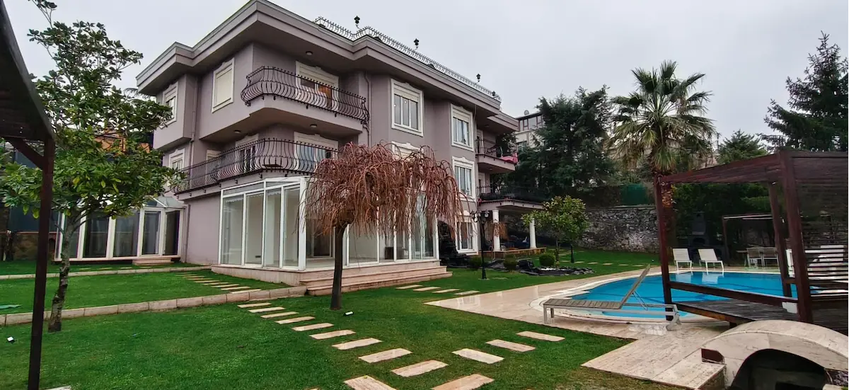 BEYKOZ BAKLACI' DA 850 M2 BAHÇELİ, 500 M2 KİRALIK 5+1  TRIPLEX IKIZ VİLLA