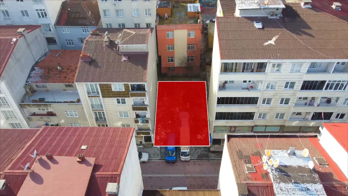 RE/MAX ONUR MALKOÇDAN ESENYURT'TA 180M²İMARLI ARSA