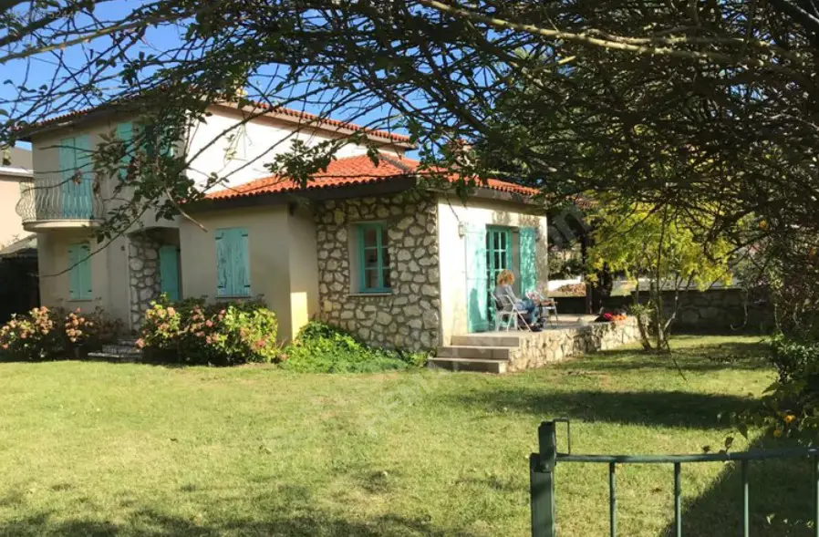 ÇATALCA YALIKÖY'DE 'MAVİ PANJURLU EV