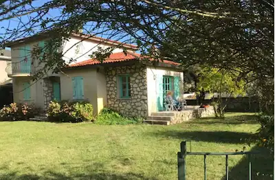 ÇATALCA YALIKÖY'DE 'MAVİ PANJURLU EV
