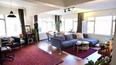MAÇKA ENİS AKAYGEN SOKAKTA ŞEHİR MANZARALI ARAKAT KÖŞE DAİRE