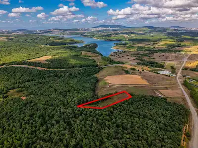 PENDİK KURTDOĞMUŞ KÖYÜNDE 3.068 M² GÖL MANZARALI SATILIK TARLA