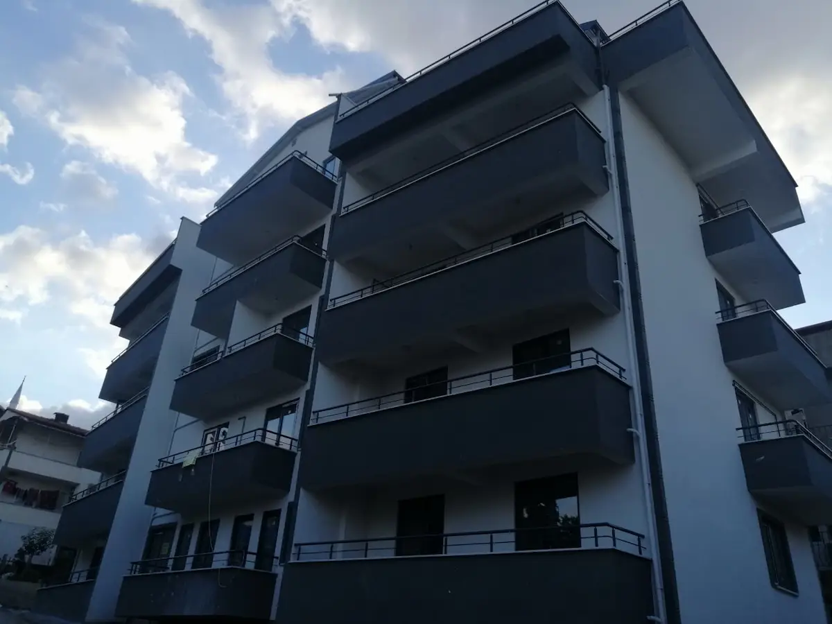 ÇARŞIYA YÜRÜME MESAFESİNDE KAPALI OTOPARKLI GENİŞ BAHÇE DUBLEKS        