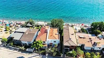 RE/MAX İNCİ'DEN EDREMİT ALTINOLUK'TA SATILIK DENİZE SIFIR 4+1 BAHÇELİ VİLLA