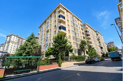 ŞERİFALİ BERRAK SİTESİ'NDE 145 M² 3+1 ÖNÜ AÇIK 3 BALKONLU DAİRE