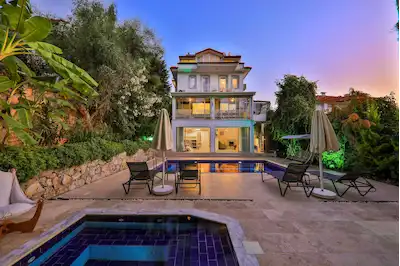 REMAX'TAN - FETHİYE ÖLÜDENİZ OVACIK'TA, 5+2 MÜSTAKİL, TAM KORUNAKLI, EŞYALI SATILIK VİLLA