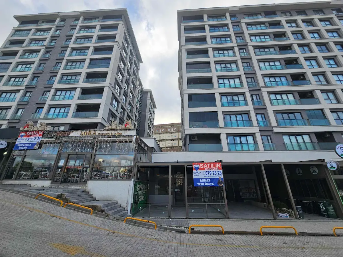 BEYLİKDÜZÜ CUMHURİYET ALYA DOLUNAY ALTINDA DEPOLU KİRALIK DÜKKAN