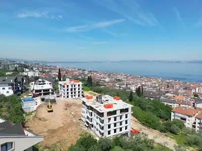 KARAMÜRSEL'DE MAVI BAYRAKLI PLAJA YAKIN YAŞAM SATILIK 2+1 DAIRE