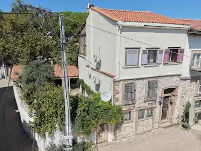 KÜÇÜKKÖYÜN İYİ SOKAĞINDA, 3 KATLI GENİŞ BAHÇELİ SATILIK RUM EVİ
