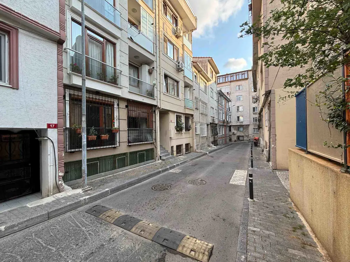 ACIBADEM CADDE VE METRO YAKINI SATILIK BAHÇEKATI DAİRE KİRACISIZ 3
