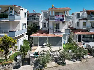İSMET PAŞA’DA DENİZE BİRİNCİ SIRADA, ÖNÜ AÇIK DENİZ MANZARALI 4+1 MÜSTAKİL VİLLA