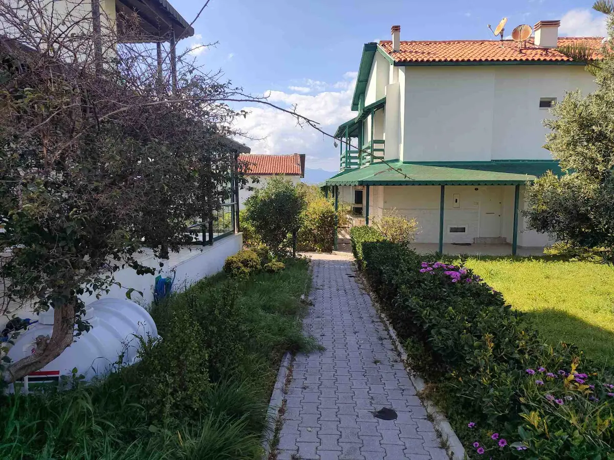 ÇEŞME DALYAN'DA MAVI VE YEŞILIN BULUŞTUĞU SATILIK YAZLIK