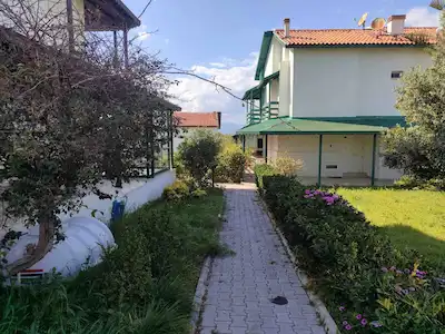 ÇEŞME DALYAN'DA MAVI VE YEŞILIN BULUŞTUĞU SATILIK YAZLIK