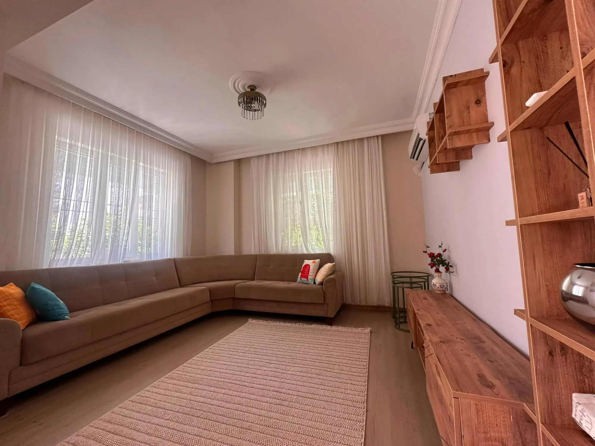 AYRI MUTFAKLI BAHÇE KULLANIMLI DENİZE 800 M EŞYALI 2+1 DAİRE