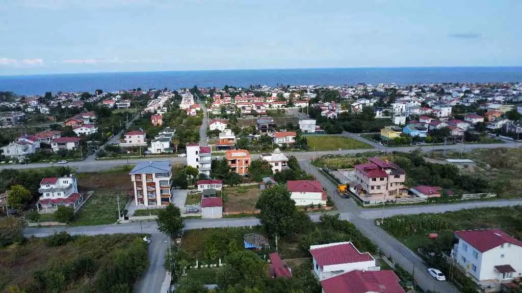 REMAX MUSTAFA'DAN TAFLAN DA ÜÇ KATA İMARLI VİLLALIK ARSA