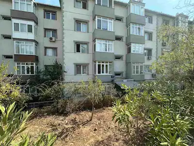 BORNOVA EVKA-3’TE CADDE ÜZERINDE SATILIK GENIŞ VE KULLANIŞLI 2+1