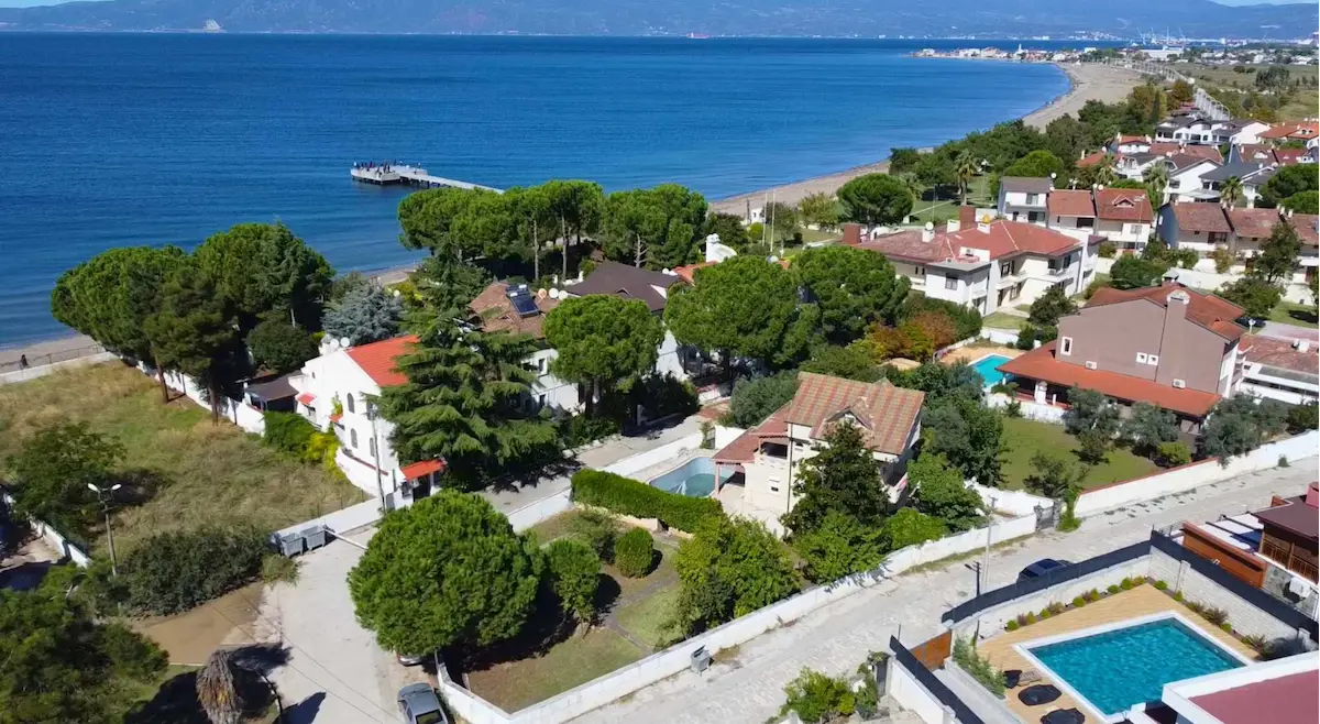 REMAX BEYAZ KURŞUNLU’DA 713 M2 ARSA VE HAVUZLU TRİPLEKS VİLLA