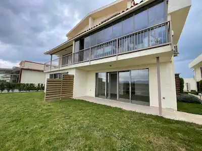 AYVALIK ALTINOVA SAYFIYE SITESINDE KIRALIK BAHÇE KATI 2+1 DAIRE