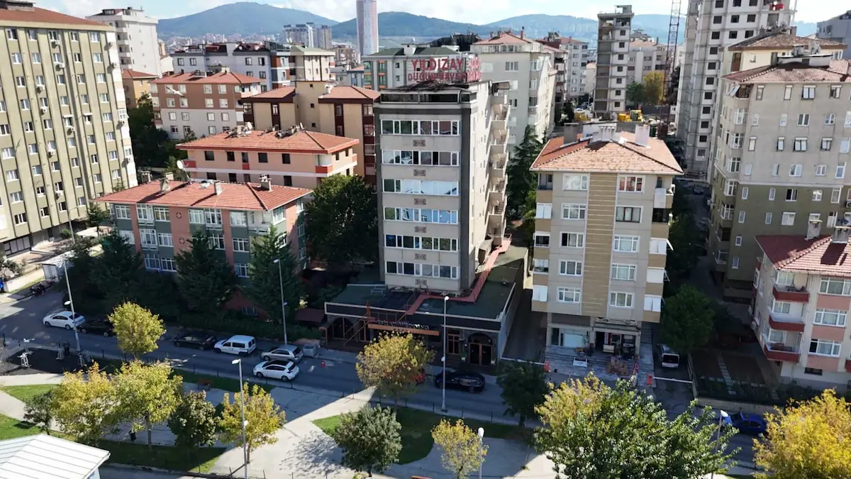 ATAŞEHİR'DE METRO YAKINI 2580 M2 KOMPLE SATILIK TİCARİ BİNA