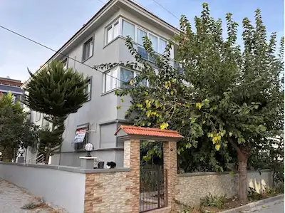 YENİ FOÇA 'DA 2+1 MÜSTAKİL GİRİŞLİ BAHÇELİ SATILIK DAİRE 