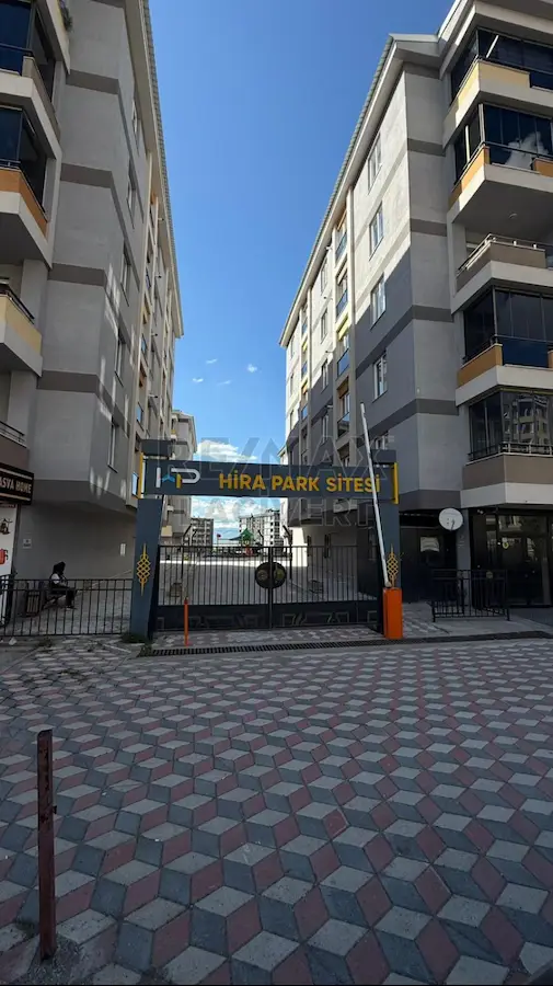 RE/MAX LACİVERT'TEN KOMBİNA HİRAPARK'TA SATILIK 2+1 DAİRE