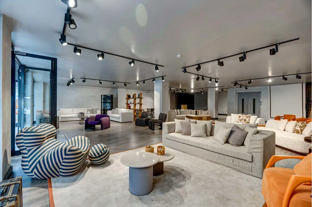 REMAX ANI ’DAN MODOKO GİRİŞİNDE 7 KATLI 1.750 M² SATILIK KOMPLE TİCARİ DÜKKAN/MAĞAZA