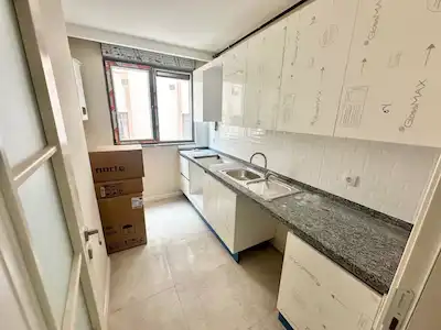 KÜÇÜKYALI MEKTEP CADDESİ'NDE SIFIR BİNADA KAPALI OTOPARKLI, BALKONLU, 2+1 SATILIK DAİRE