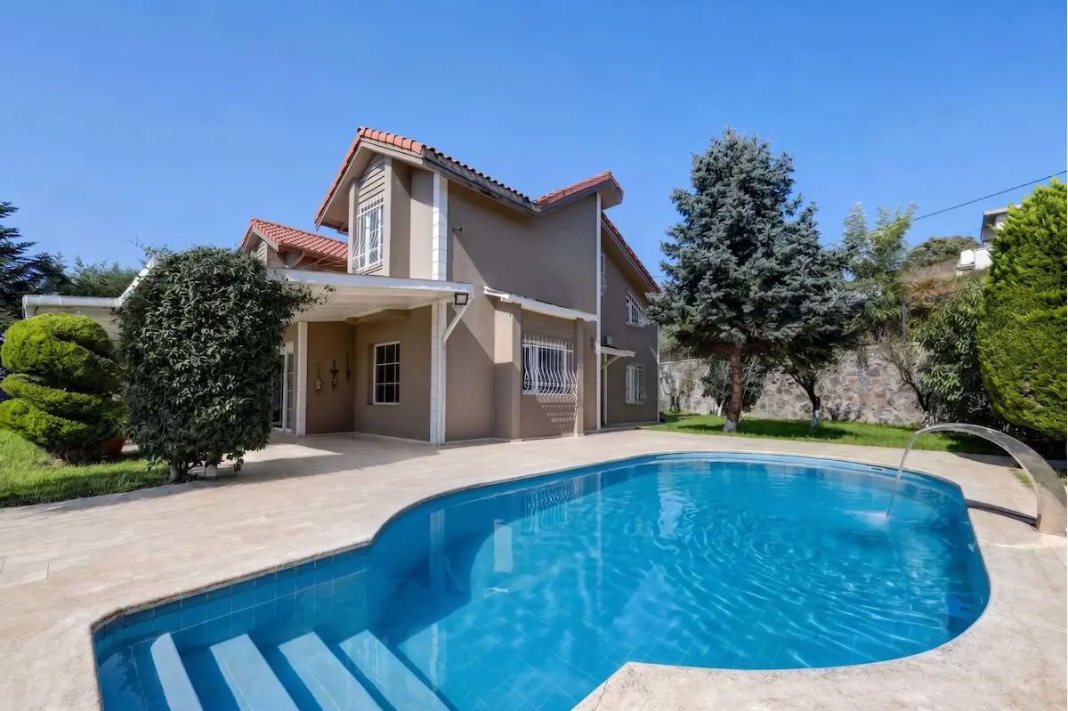 ŞİLE BALİBEY 600 M2 ARSA İÇERİSİNDE HAVUZLU EŞYALI KİRALIK VİLLA
