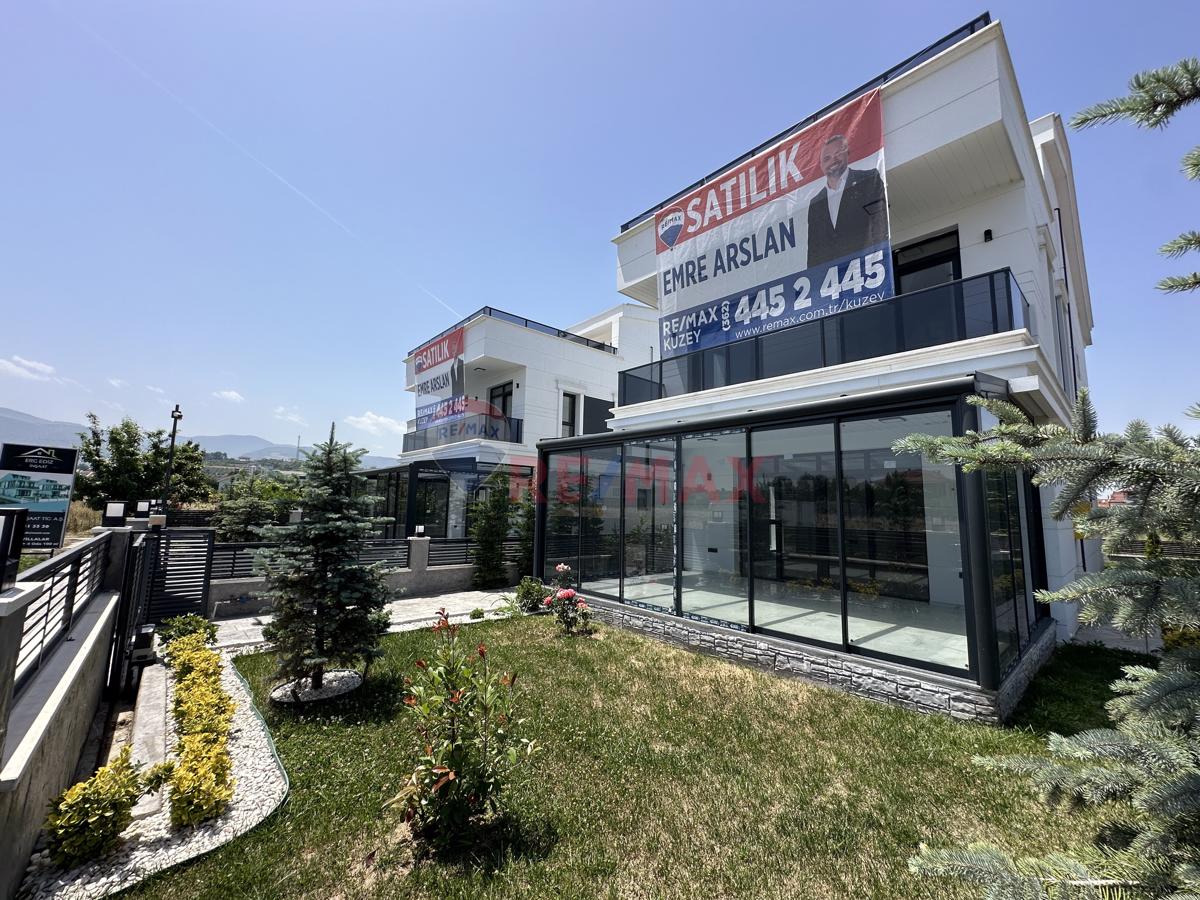 TAFLAN SAHİLDE SATILIK TRİPLEX VİLLA