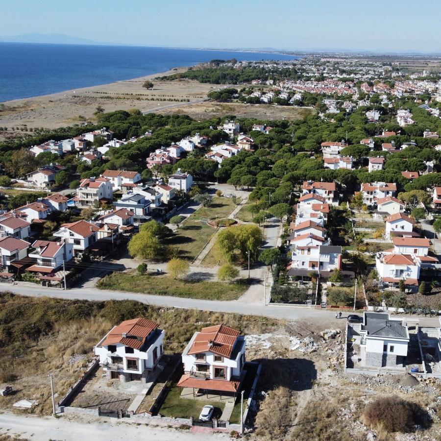 KABAKUM’DA LÜKS VİLLALARIN BULUNDUĞU BÖLGEDE DENİZE 300 M. SATILIK ARSA