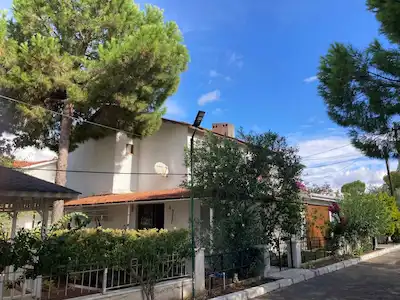 ÇEŞME GERMIYAN’DA DENIZE SIFIR SITE İÇERISINDE 2,5+1 DUBLEKS VILLA