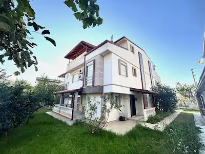REMAX YELKEN'DEN GÜMÜLDÜR İNÖNÜ MAH. DENİZE 200M MESAFEDE, SİTE İÇİ VİLLA