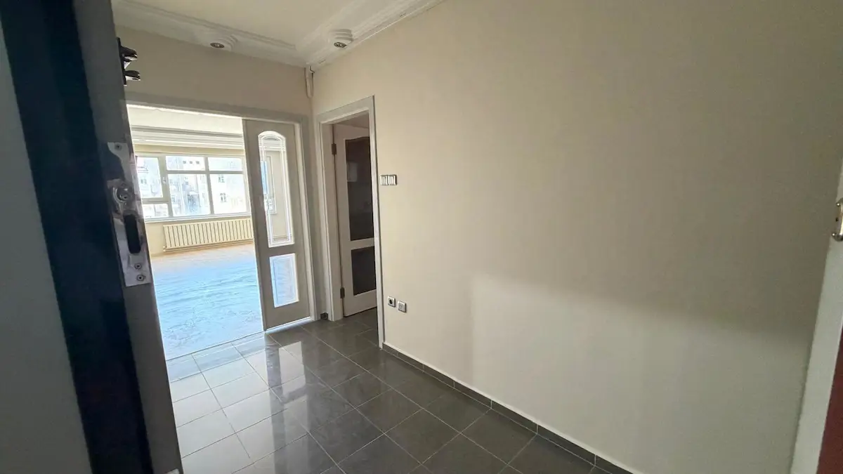 REMAX MID'DEN BANDIRMA CADDESİ ÜZERİNDE GENİŞ KİRALIK DAİRE