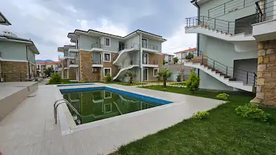 GÖKÇEADA DA HAVUZLU SITEDE FULL EŞYALI KLIMALI 2+1 BAHÇE KATI